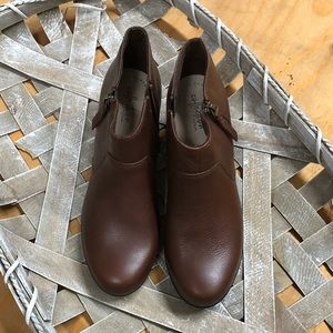 Clark’s bootie size 8